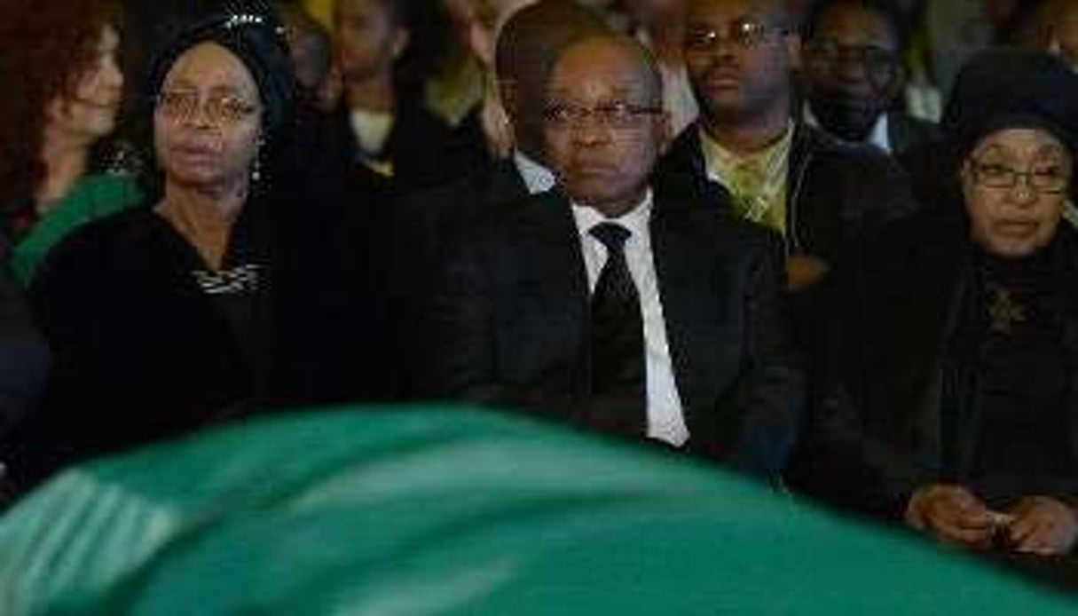 Graca Machel, Jacob Zuma et Winnie Mandela Madikizela devant le cercueil de Mandela le 14 décembre. © AFP