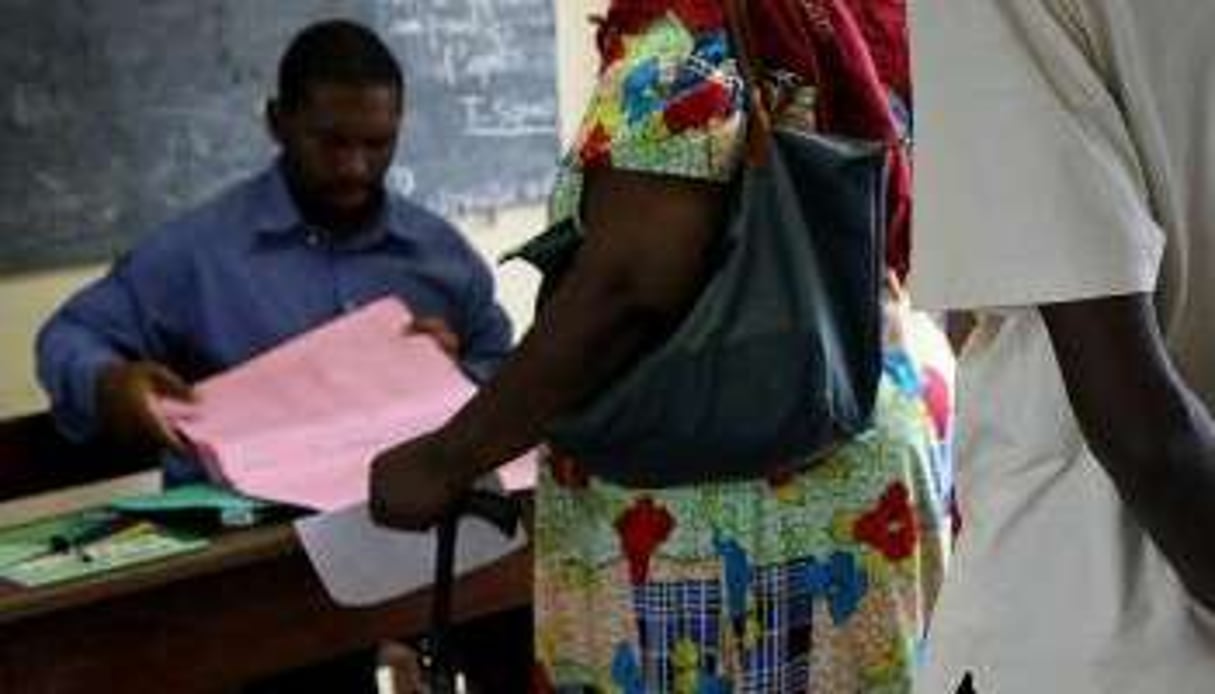 Des électeurs gabonais dans un bureau de vote, le 17 décembre 2011 à Libreville. © AFP