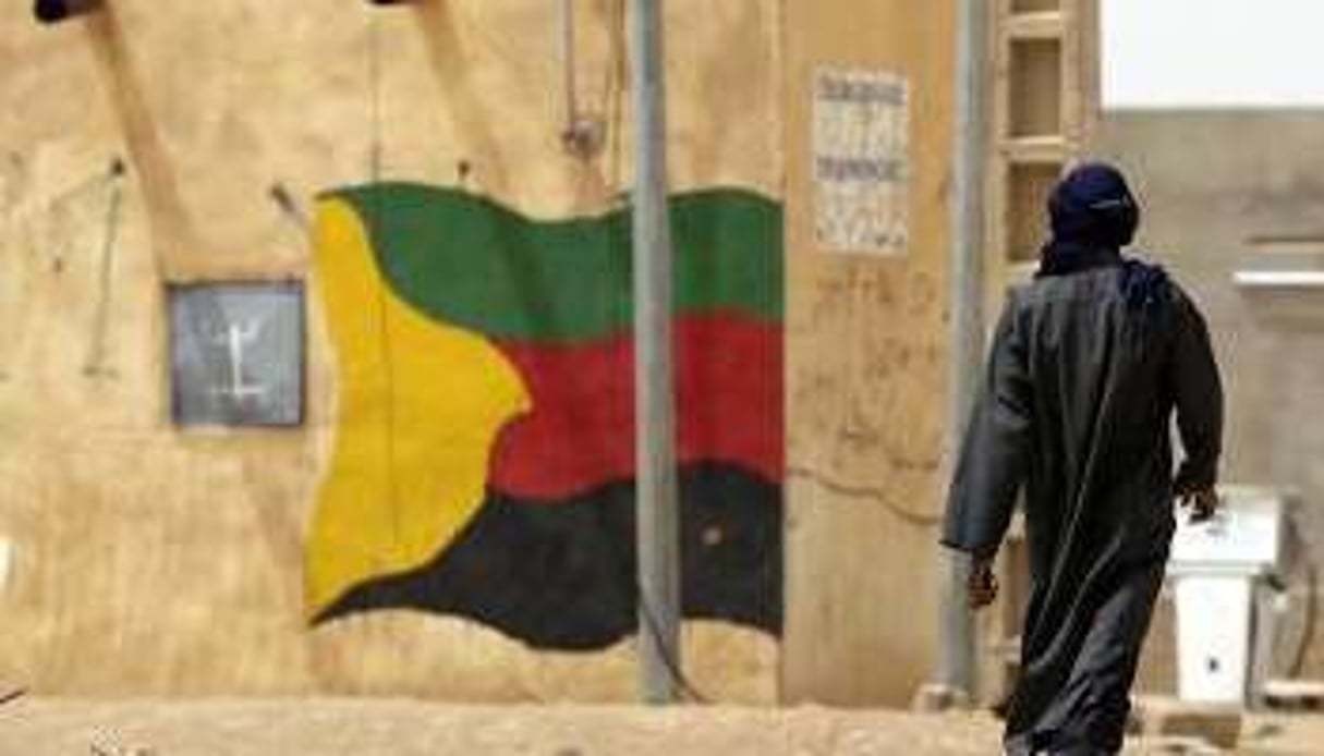 Le drapeau de MLNA peint sur un mur le 27 juillet 2013 à Kidal dans le nord du Mali. © AFP