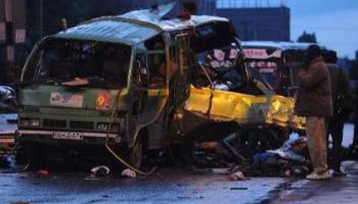 Des policiers près du bus attaqué à la grenade, à Nairobi le 14 décembre 2013. © AFP