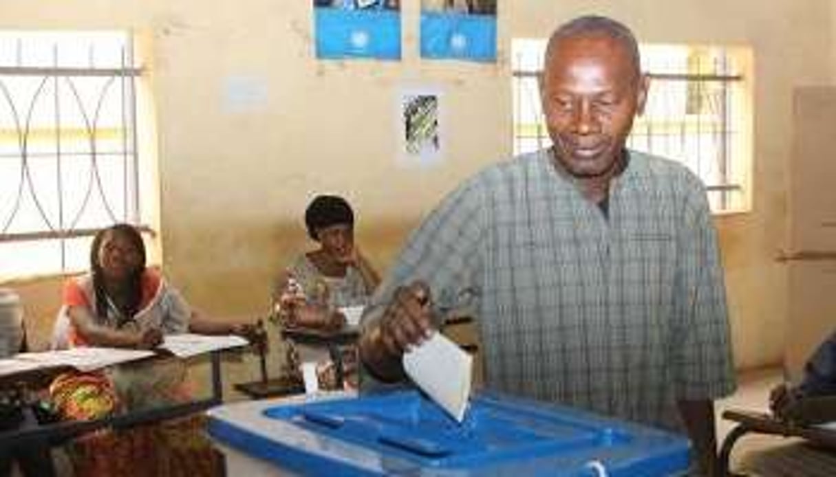 Un Malien vote le 15 décembre 2013 à Bamako. © AFP
