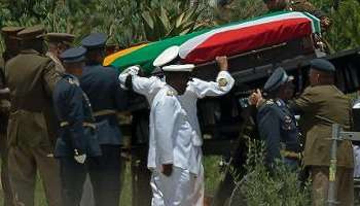 Le cercueil de Mandela sur le point d’être descendu dans la tombe dans le carré familial. © AFP