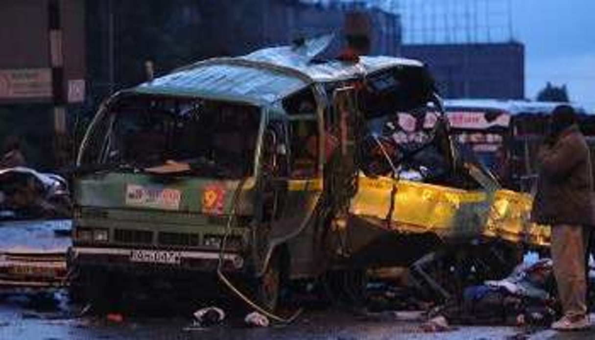 Des policiers près d’un bus visé par un engin explosif à Nairobi le 14 décembre 2013. © AFP
