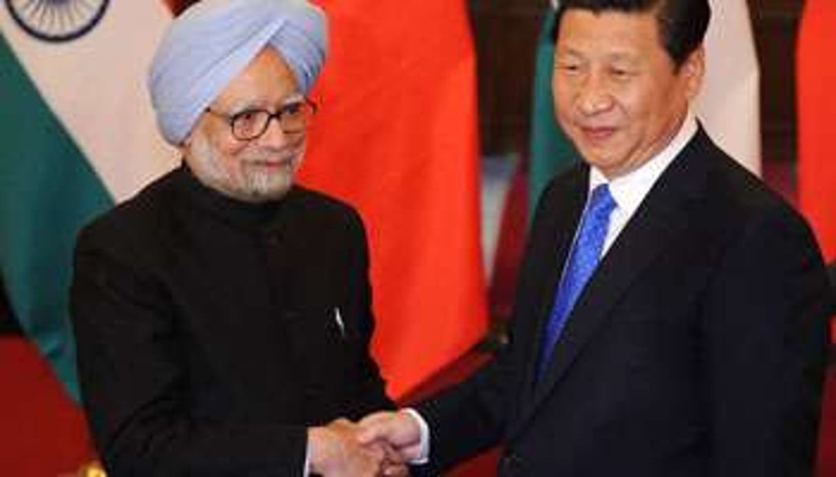 En octobre, Manmohan Singh (à g.) signait un accord avec Xi Jinping. © Peng Sun / POOL / AFP