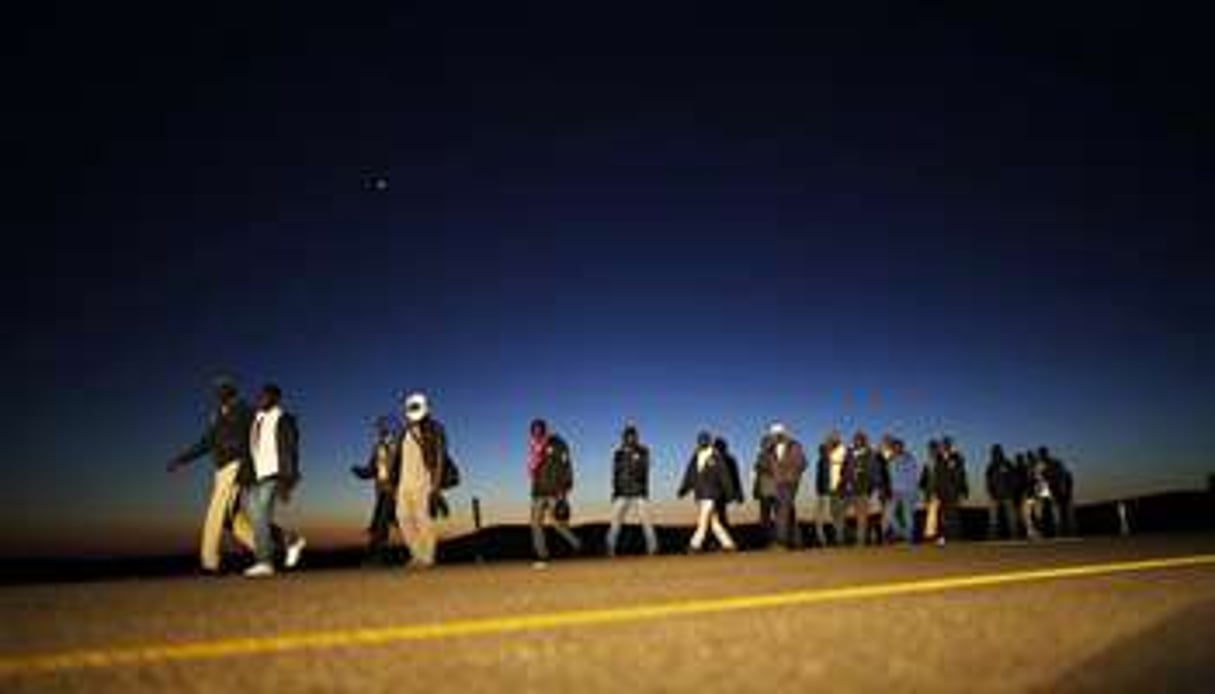 Des migrants subsahariens sur les routes israéliennes. © Reuters