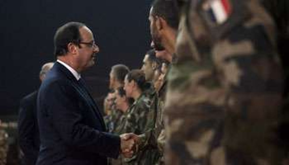 François Hollande et les soldats français en Centrafrique, le 10 décembre. © FRED DUFOUR / POOL / AFP