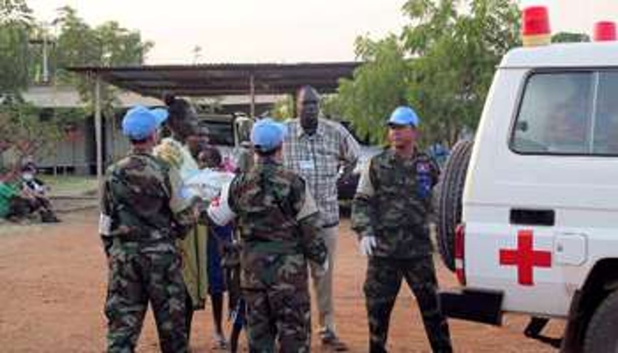 Une équipe médicale de l’ONU aide des civils à Juba le 17 décembre 2013. © AFP