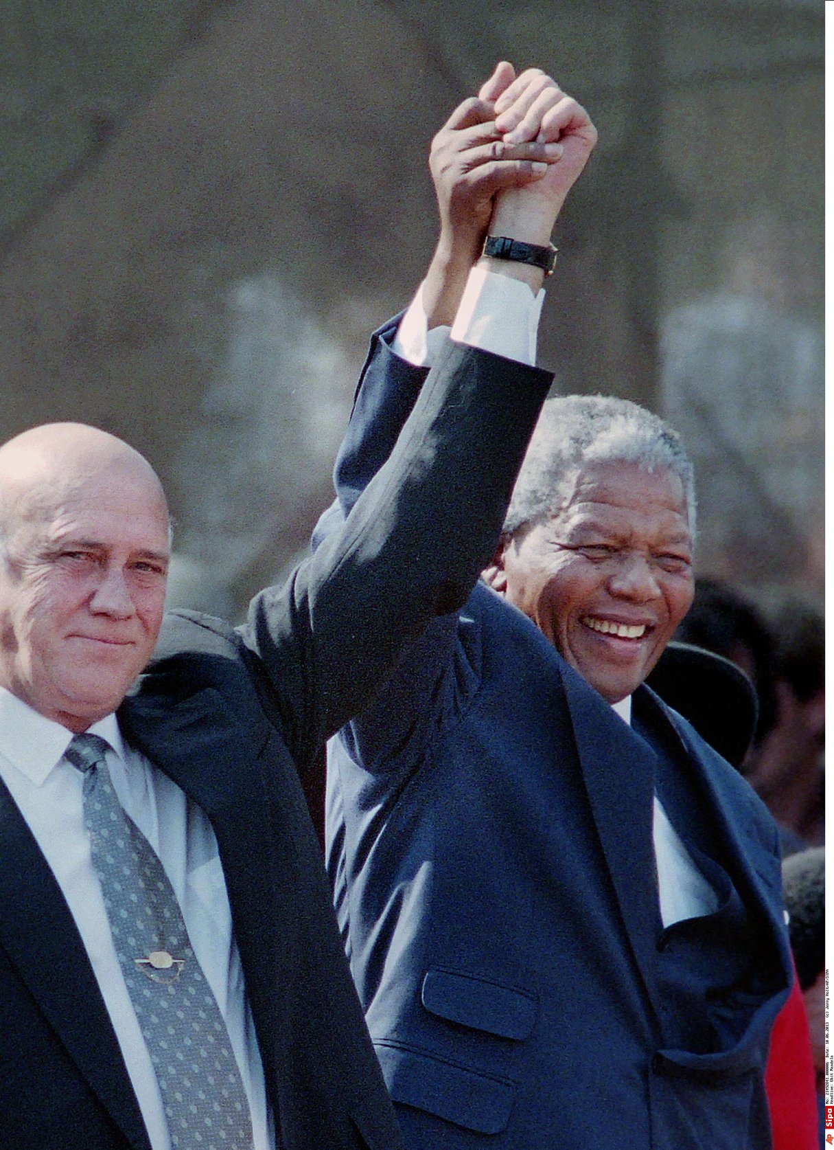 Nelson Mandela nouvellement élu président de l'Afrique du Sud serrant la main de son prédécesseur, F.W. de Klerk, au Cap, en 1994. &copy; Jerry Holt/AP/SIPA