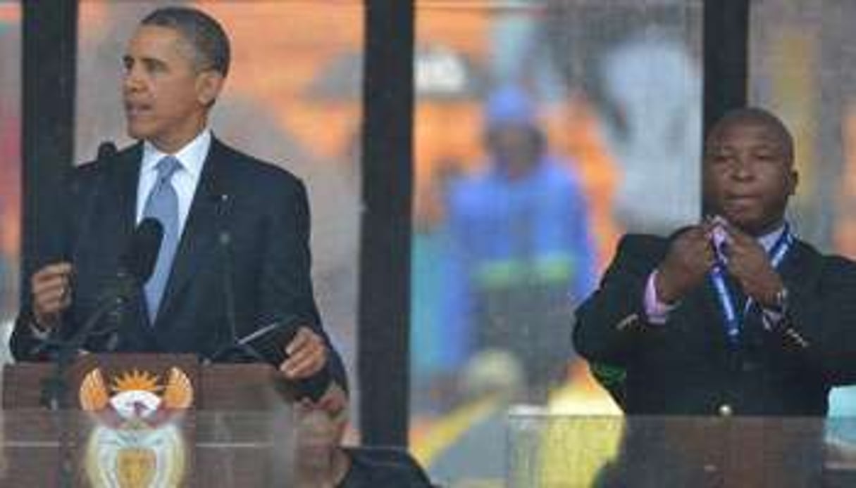 Barack Obama prononce un éloge de Mandela traduit par l’interprète décrié à Soweto. © AFP