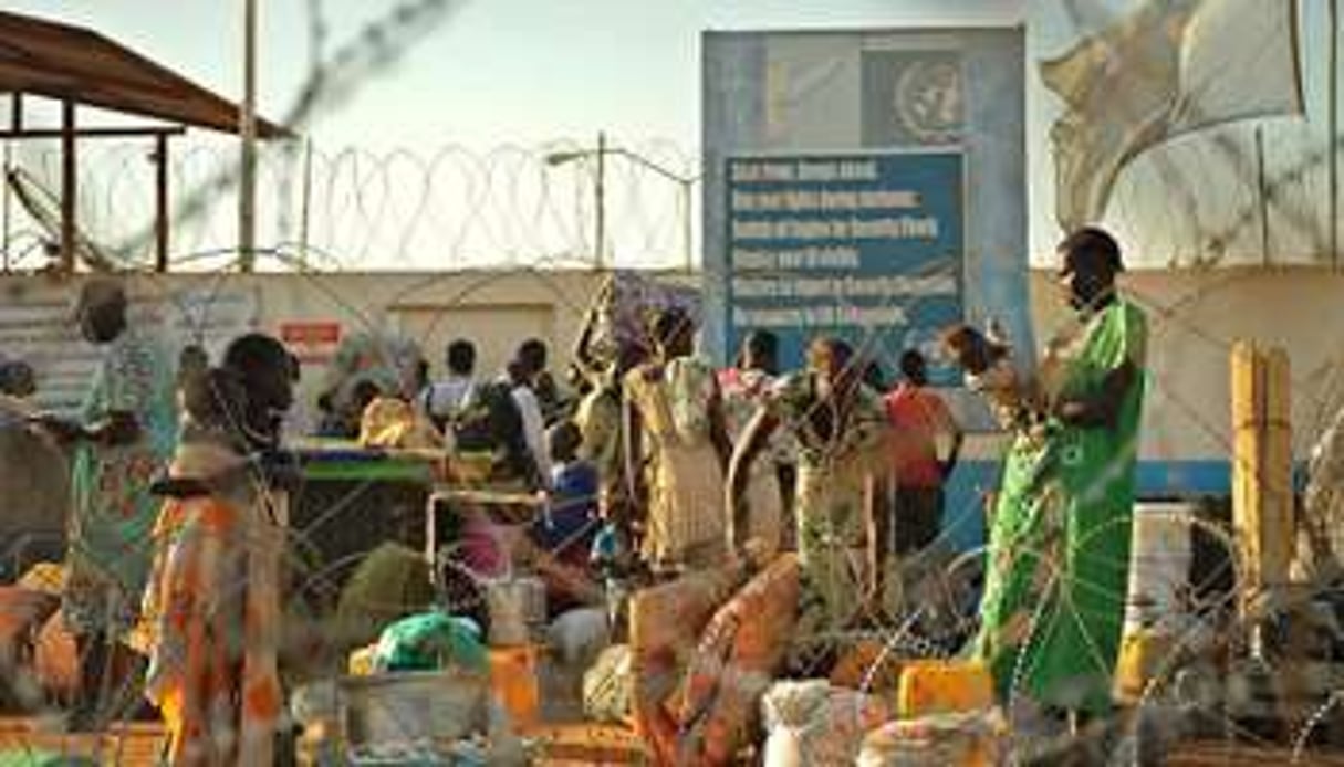 Des habitants de Juba arrivent dans une base de l’ONU pour s’y réfugier, le 20 décembre 2013. © AFP