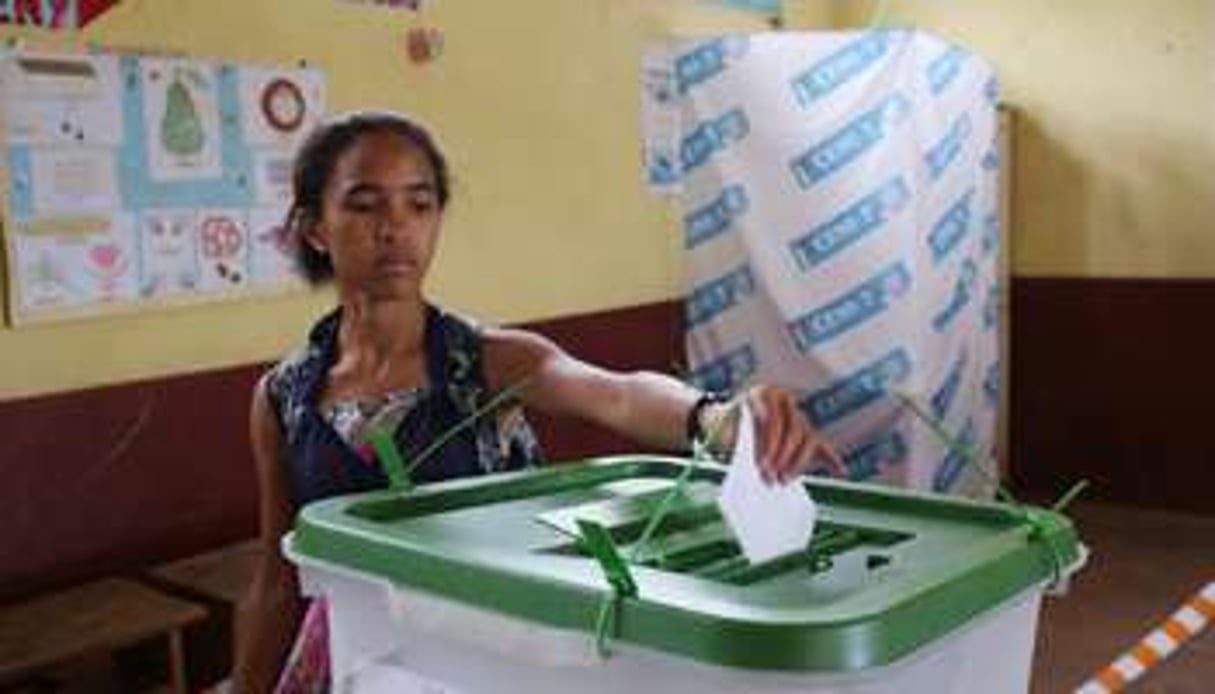 Une femme glisse son bulletin dans l’urne lors des élections à Madagascar. © AFP