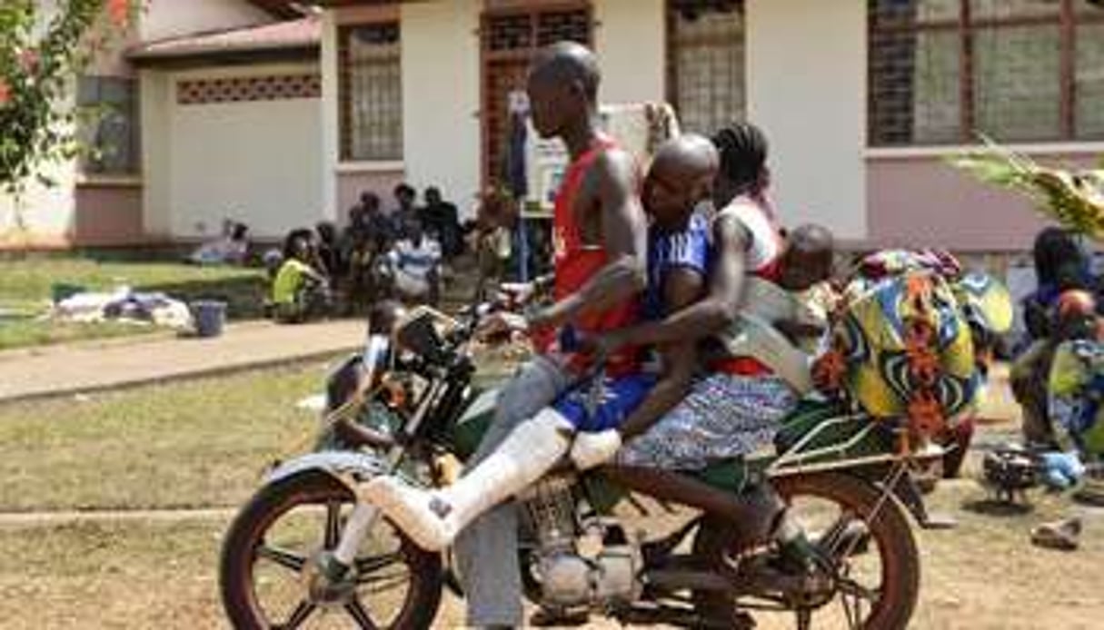 Une famille quitte un hôpital de Bangui avec un jeune garçon blessé à la jambe, le 21 décembre © AFP