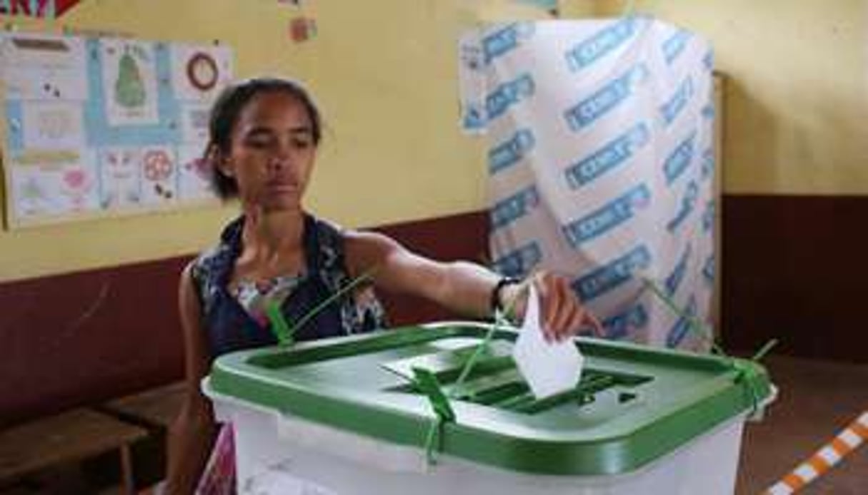 Une femme vote lors des élections présidentielle et législatives, le 20 décembre. © AFP