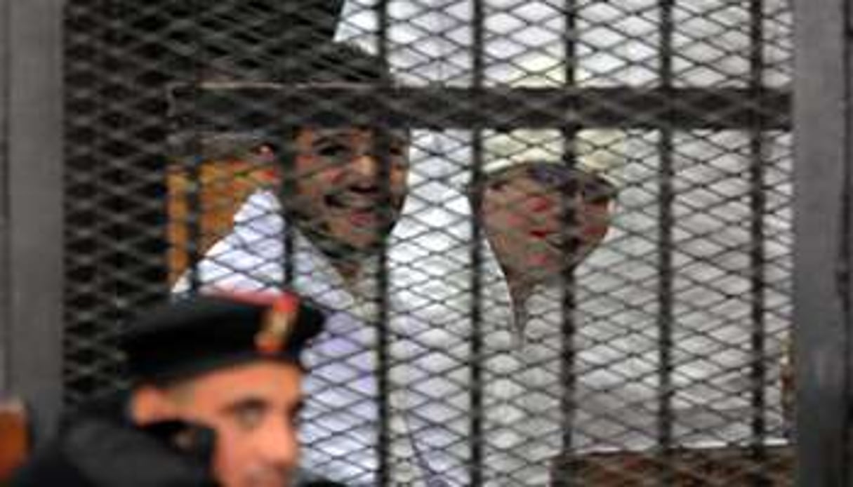 Ahmed Douma (g) et Ahmed Maher (d) ont été condamnés à trois ans de prison, le 22 décembre. © AFP
