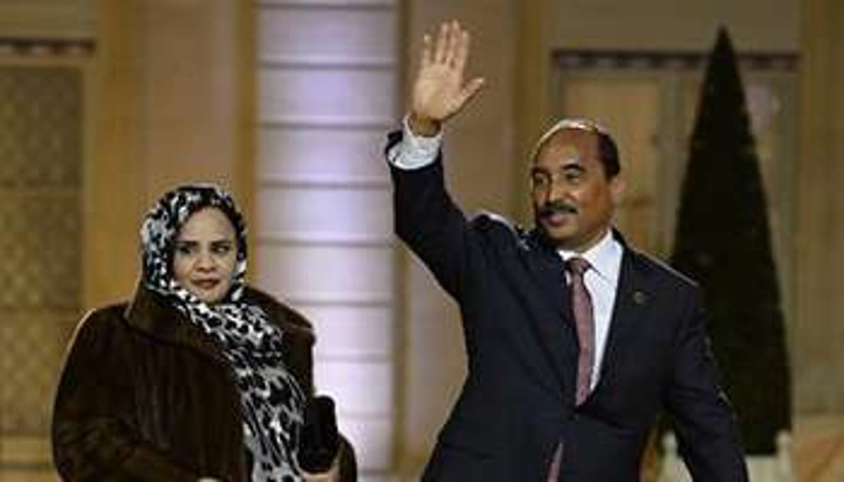Mohamed Ould Abdel Aziz et son épouse, le 6 décembre 2013 à Paris. © AFP