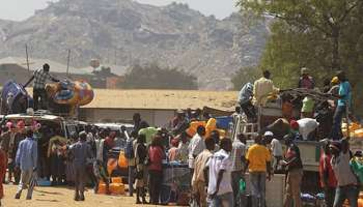 Des habitants de Djouba fuyant la capitale sud-soudanaise, le 21 décembre 2013. © AFP