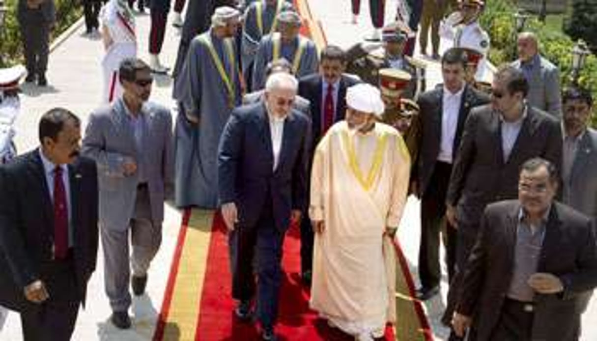 Le sultan d’Oman (à dr.) accueilli par le chef de la diplomatie iranienne Javad Zarif, le 25 août. © Maryam Rahmanian/Newscom/Sipa