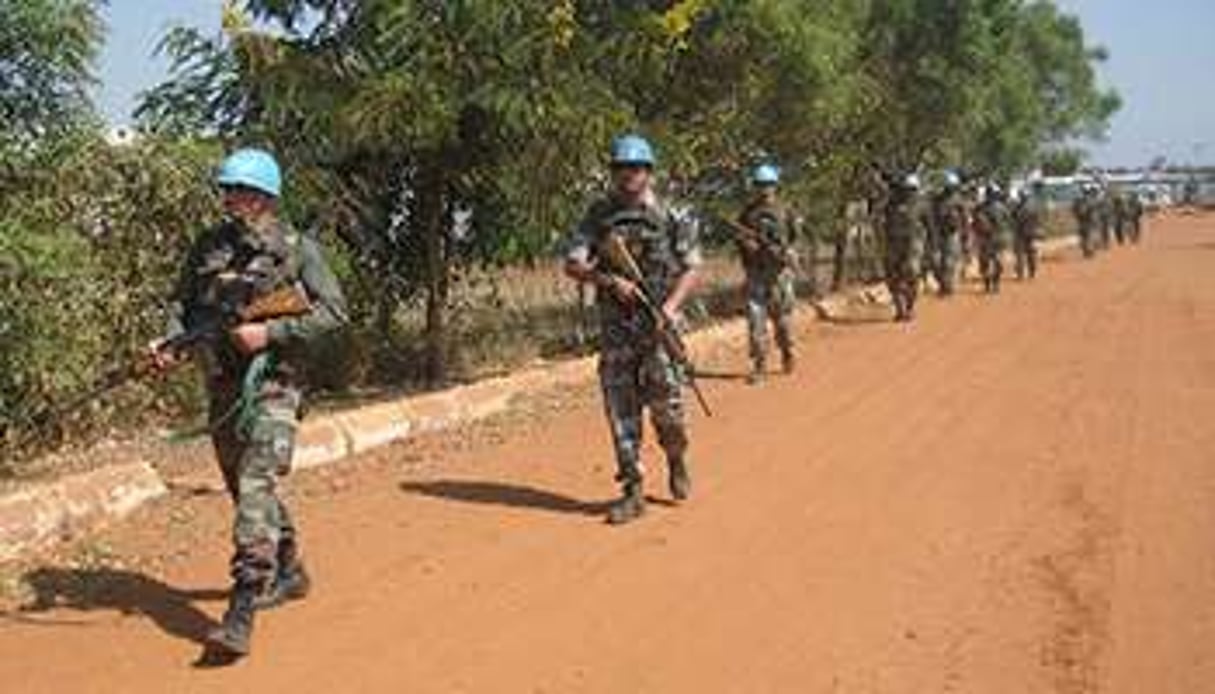 Des casques bleus patrouillant sur une route menant à Djouba. © AFP