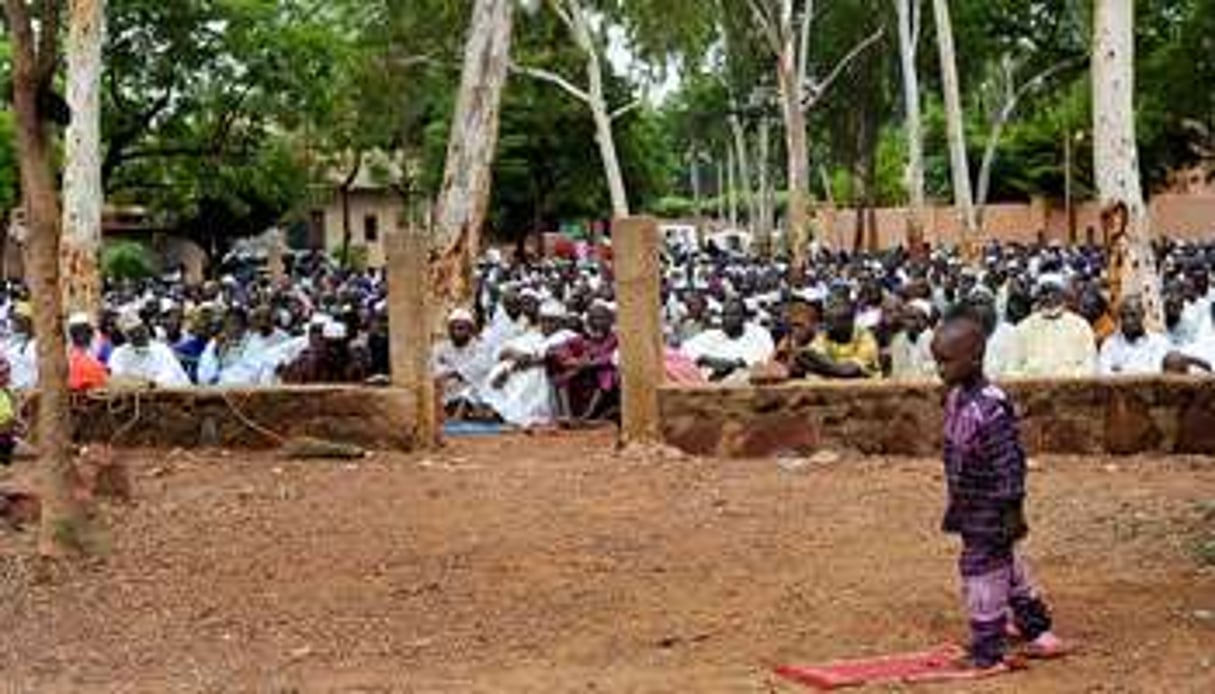 Prière de la fin du ramadan, dirigée par Mahmoud dicko, le 8 août à Bamako. © Émilie Regnier