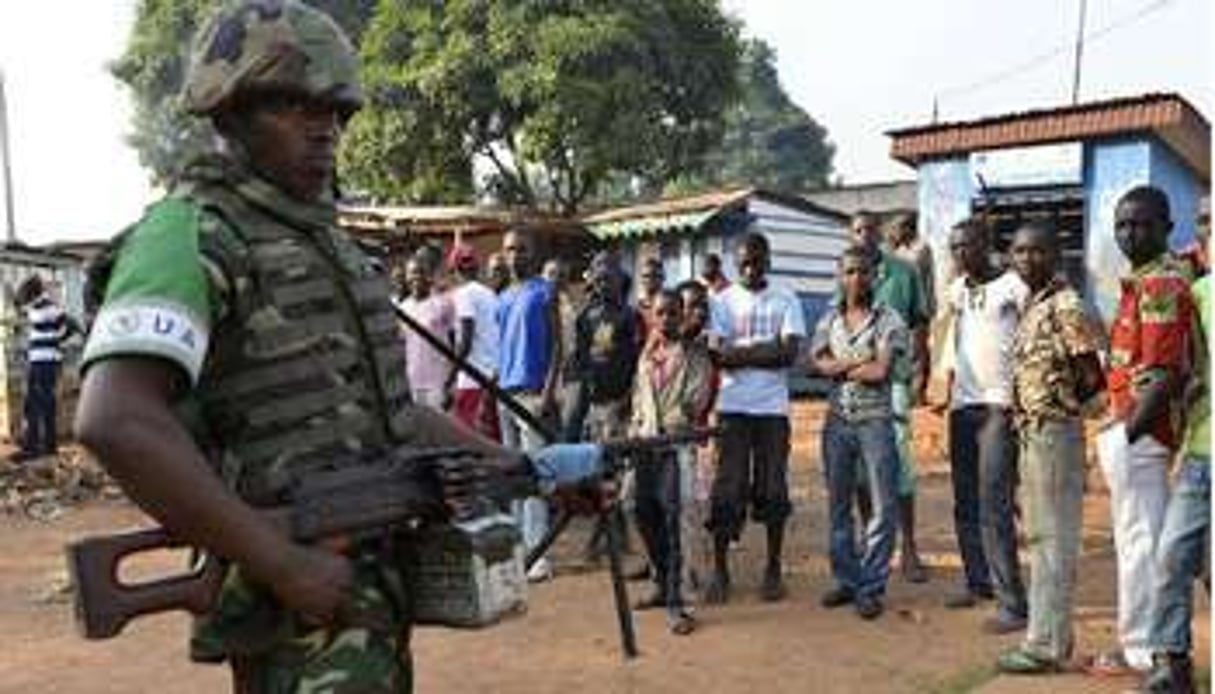 Un soldat burundais de la Misca patrouille dans un quartier nord de Bangui, le 25 décembre 2013. © Miguel Medina/AFP