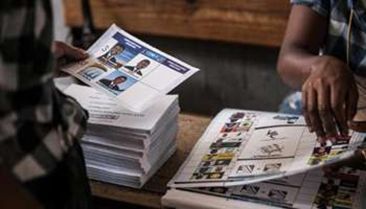 Un électeur tient un bulletin de vote durant l’élection présidentielle malgache, le 20 décembre © AFP