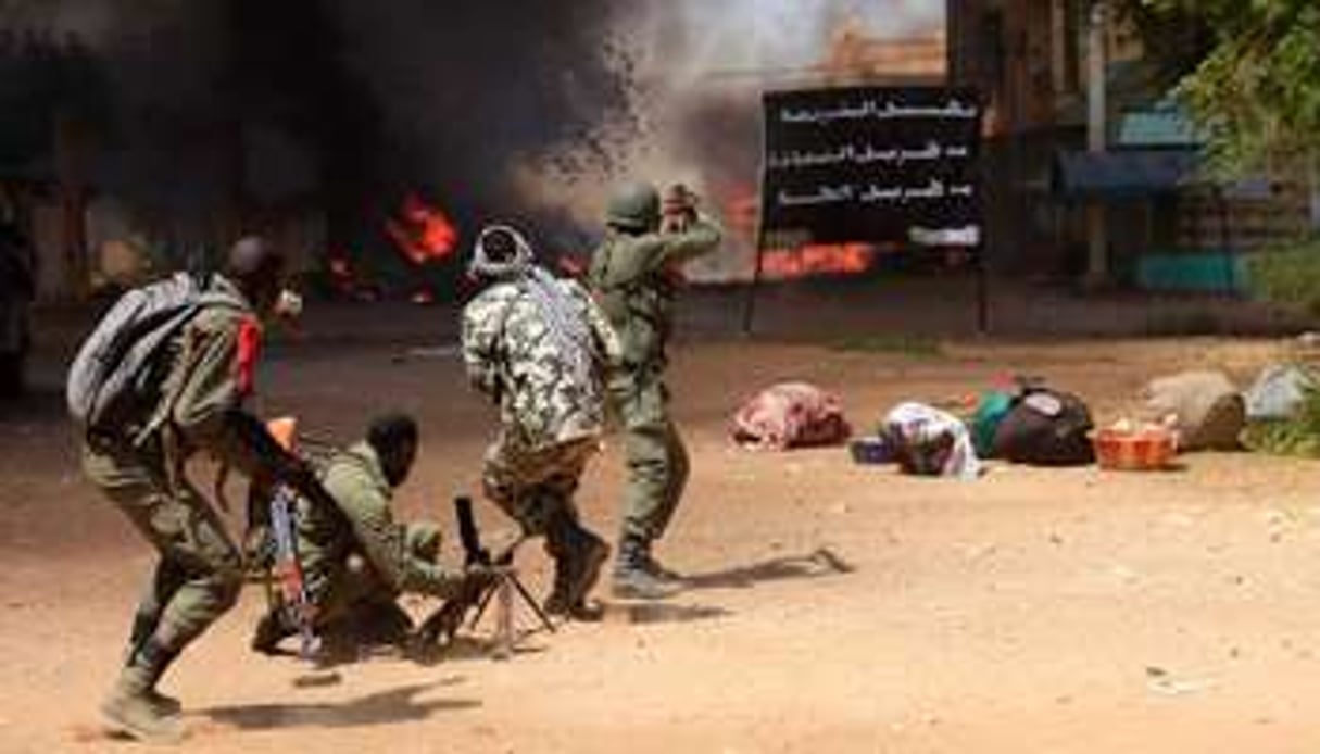 Des soldats maliens tentent le 21 février 2013 de sécuriser la ville de Gao, dans le nord du Mali. © AFP