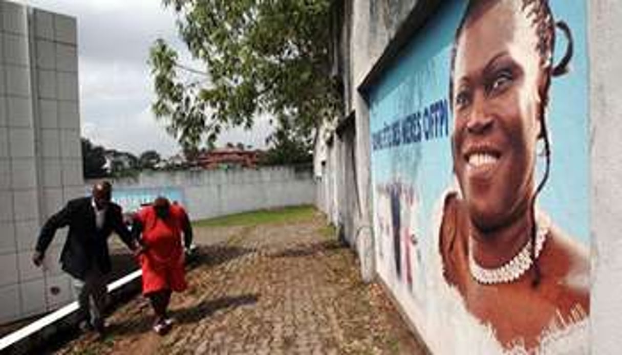 Un poster de l’ancienne Première dame Simone Gabgbo à Abidjan. © AFP