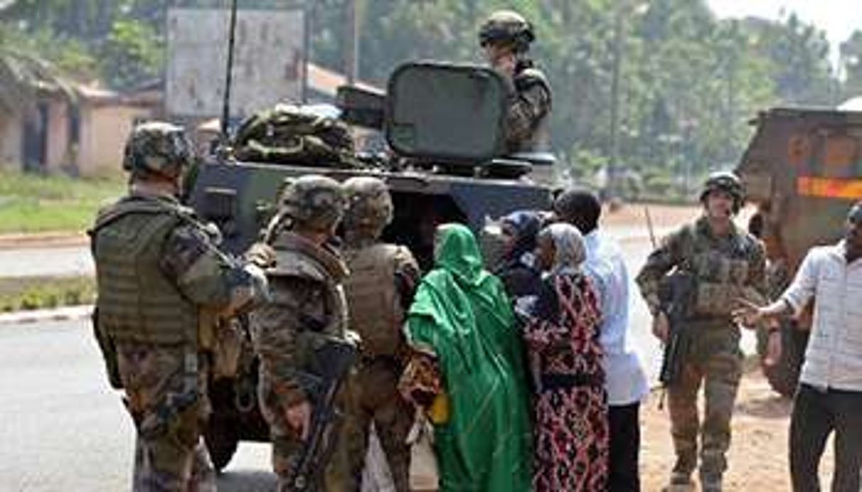 Des civils tchadiens, musulmans, protégés par des soldats français, le 28 décembre à Bangui. © AFP
