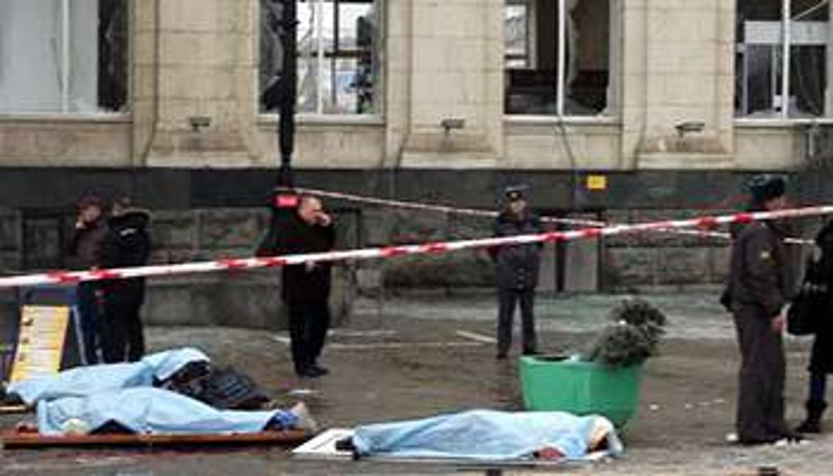 Les corps de victime de l’attaque suicide alignés le 29 décembre 2013 devant la gare de Volvograd. © AFP