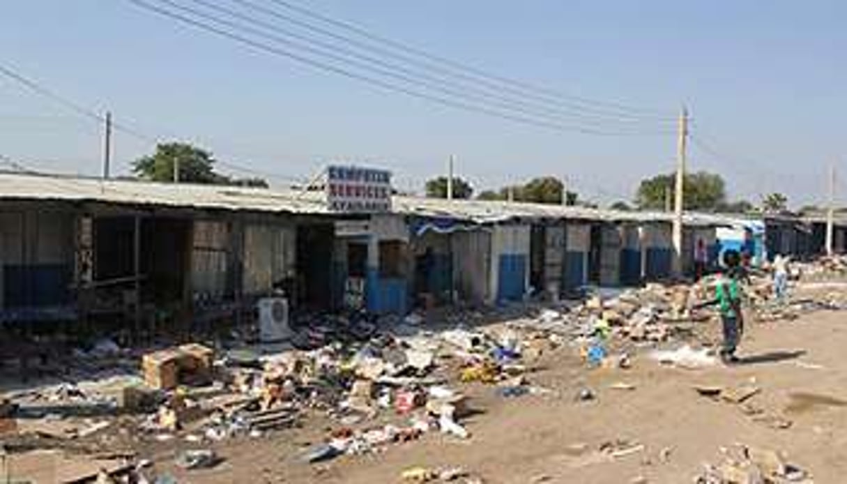 Des magasins détruits par des rebelles, le 25 décembre 2013 à Bor, au Soudan du Sud. © AFP