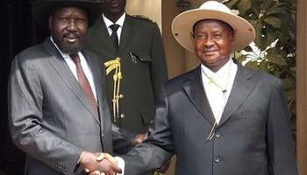 Salva Kiir et Yoweri Museveni, le 30 décembre 2013 à Djouba. © AFP