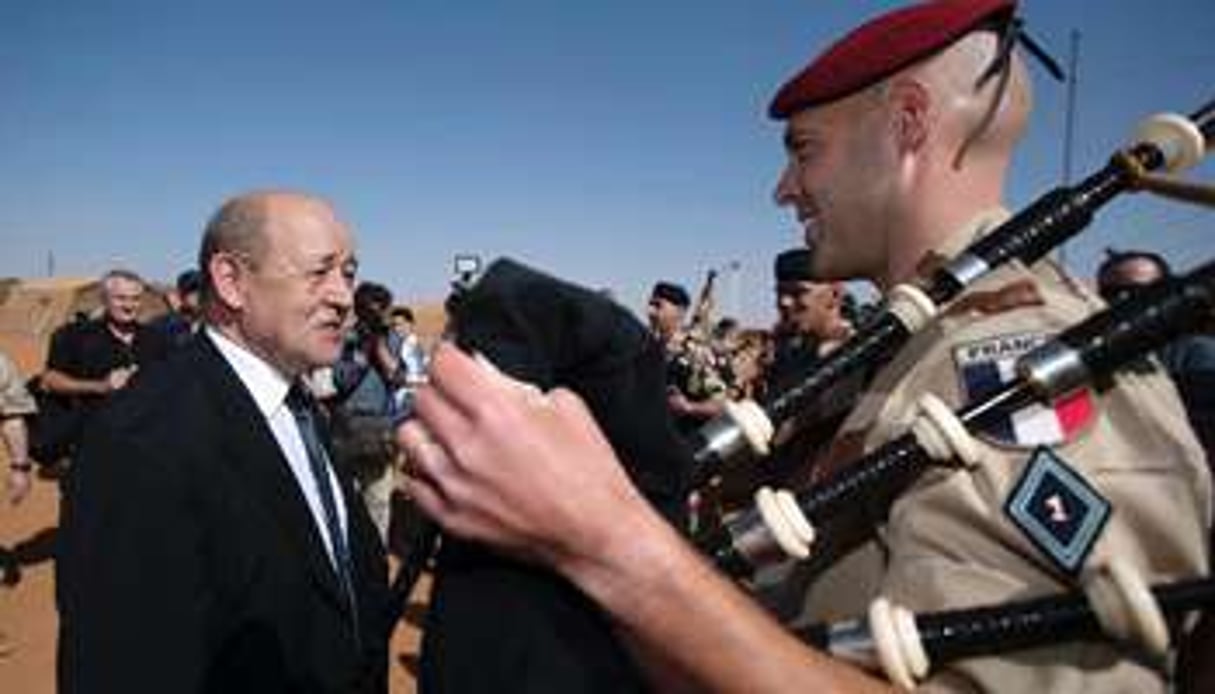 Le ministre français de la Défense Jean-Yves Le Drian à Gao, le 31 décembre 2013. © AFP/Joel Saget
