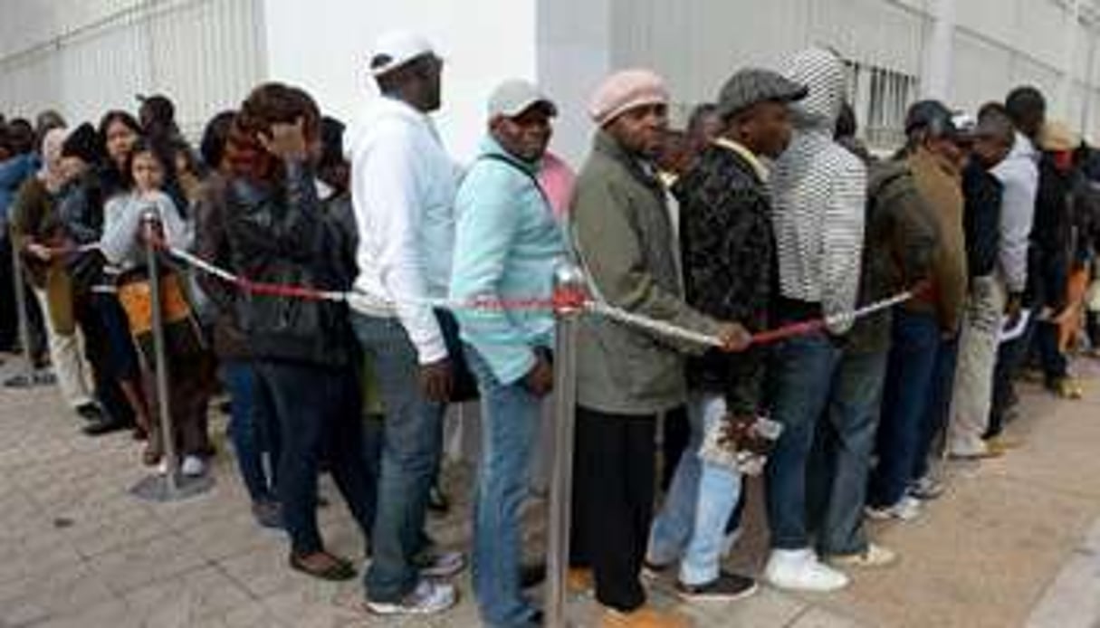 Des immigrés font la queue devant le siège de la préfecture de Rabat, le 2 janvier 2014. © AFP