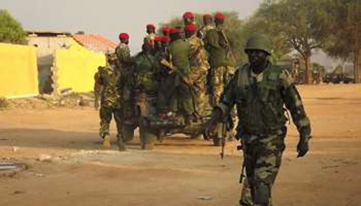 Des soldats de l’armée sud-soudanaise patrouillent dans les rues de Djouba, le 2 janvier 2014. © AFP