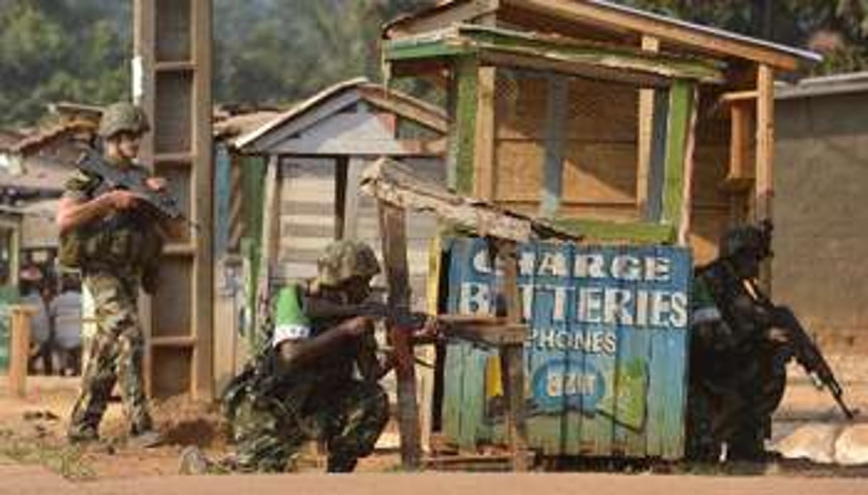 Des soldats burundais de la force africaine (d) patrouillent avec des troupes françaises. © AFP