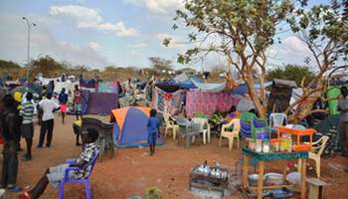Des déplacés sont regroupés le 4 janvier 2014 dans un camp des Nations-Unies à Juba. © AFP