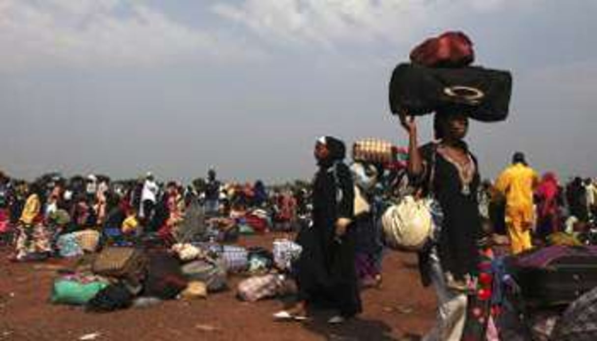 Des Tchadiens à l’aéroport de Bangui, le 28 décembre 2013. © Reuters/Andreea Campeanu