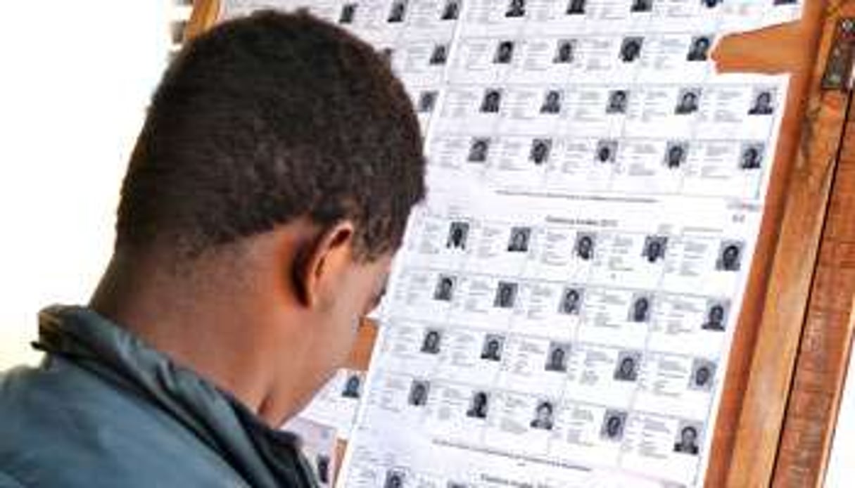 Un électeur devant les listes biométriques, le 14 décembre. © Jocelyn Abila/Afrikimages