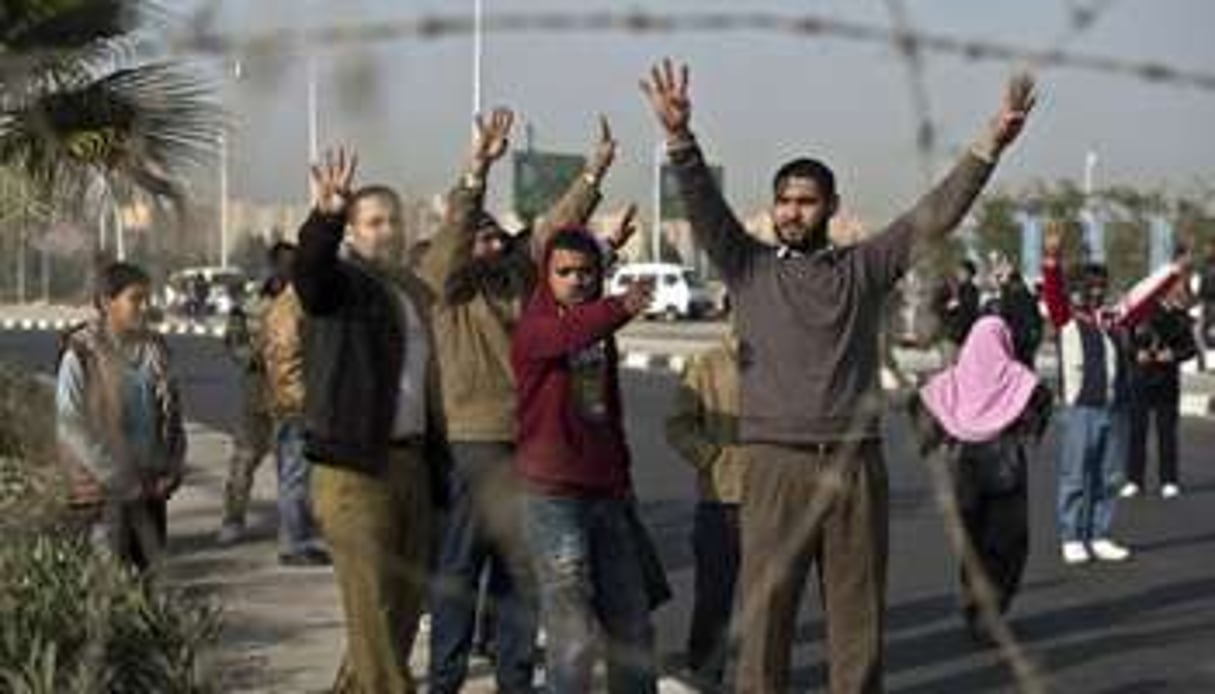 Des partisans de Mohamed Morsi manifestent près de l’académie de police du Caire, le 8 janvier. © AFP