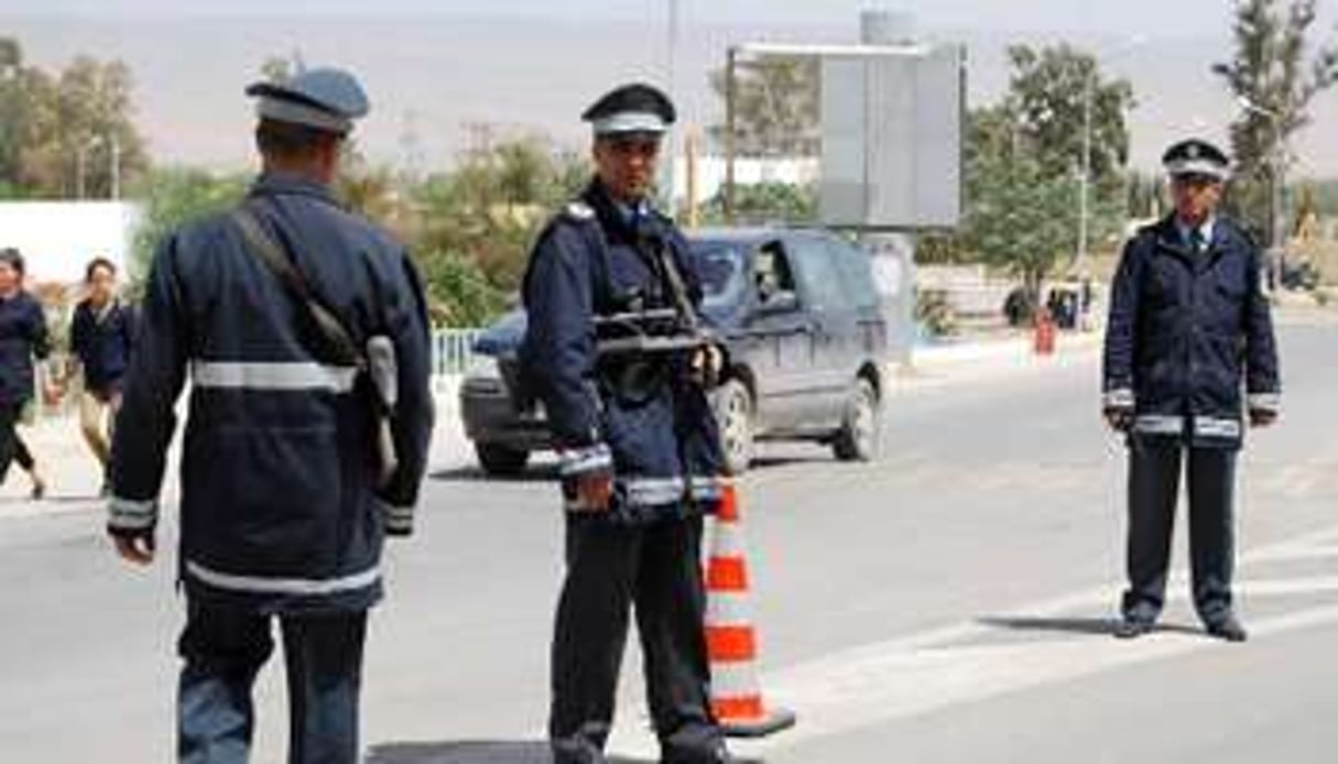 Des policiers tunisiens à Kasserine. © AFP