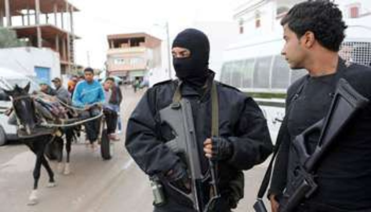 Des policiers tunisiens en banlieue de Tunis, le 31 octobre 2012. © Fethi Belaid/AFP