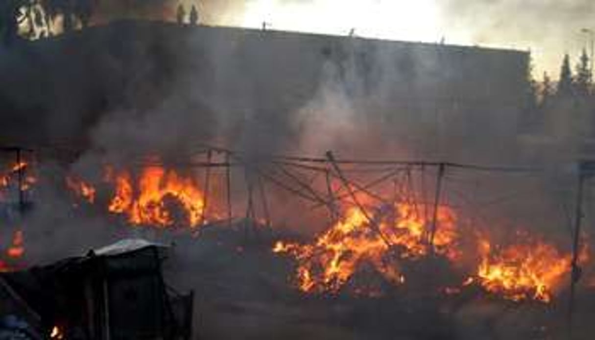 Des pneus en feu à Kasserine, le 8 janvier 2014. © AFP
