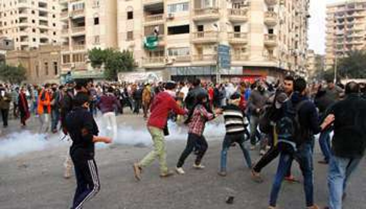 Des manifestants islamistes face à la police le 20 décembre au Caire. © AFP