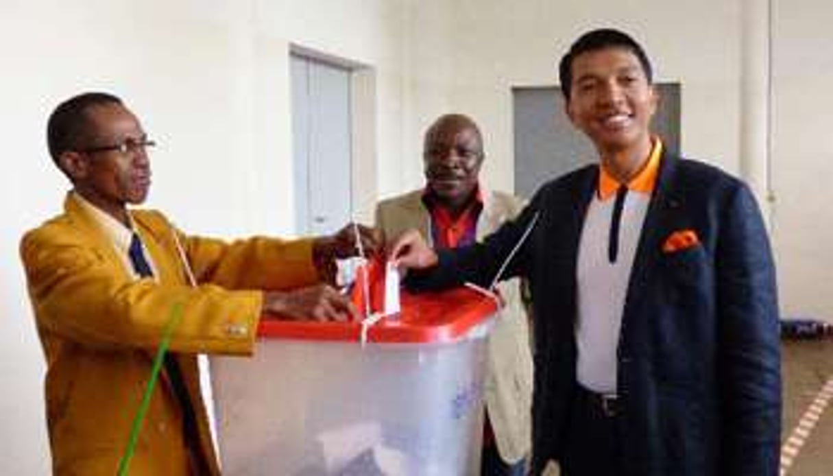 Le président de transition de Madagascar Andry Rajoelina dans un bureau de vote, le 20 décembre 20 © AFP