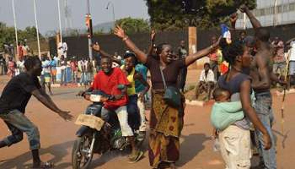 Des habitants célèbrent le départ de Michel Djotodia. © AFP