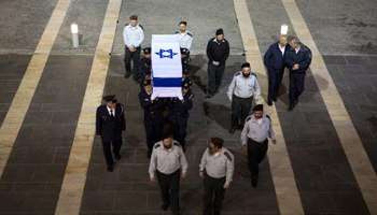 Le cercueil d’Ariel Sharon exposé le 12 janvier 2014 à la Knesset. © AFP