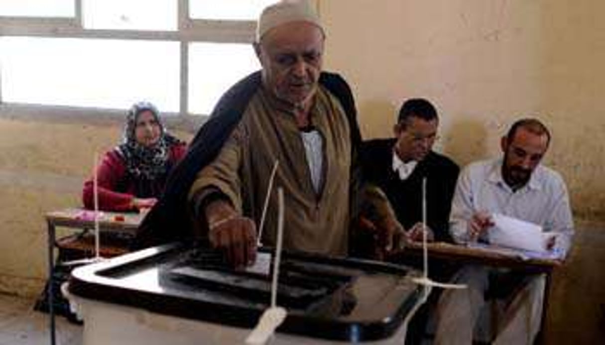 Un Égyptien vote lors du référendum sur une nouvelle Constitution, le 14 janvier 2014 au Caire. © AFP