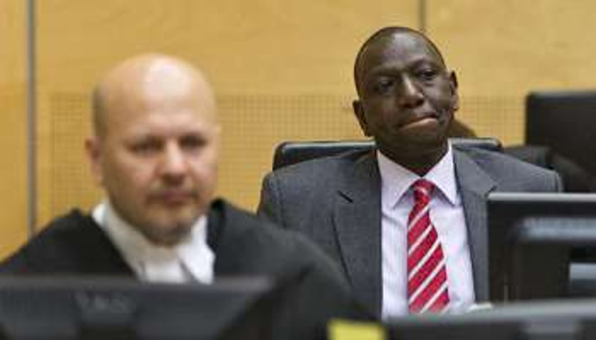 William Ruto (d) avant son procès à la CPI, le 10 septembre à La Haye. © AFP