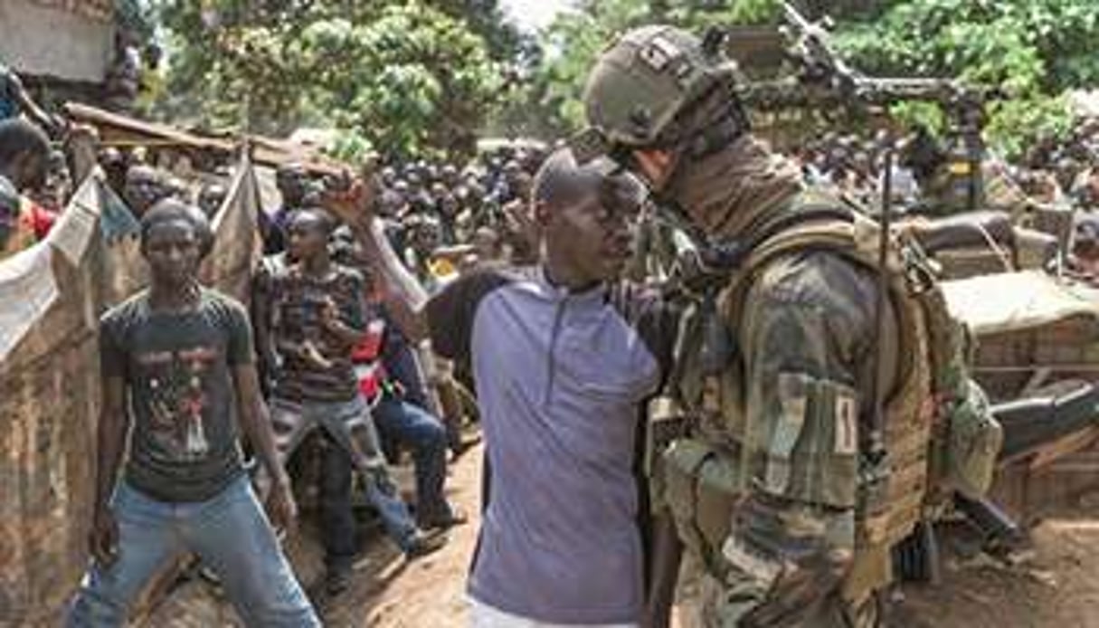 Un soldat français avec un habitant de Bangui. © AFP