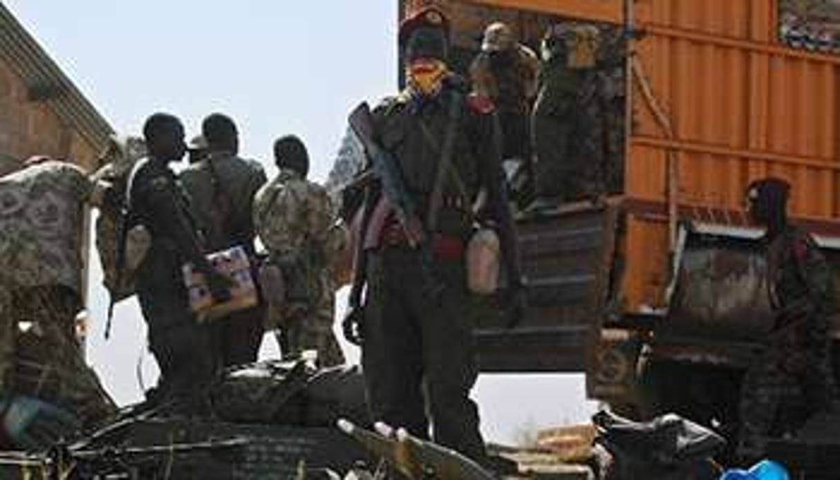 Des soldats loyalistes se préparent à quitter Djouba pour rejoindre les combats. © AFP